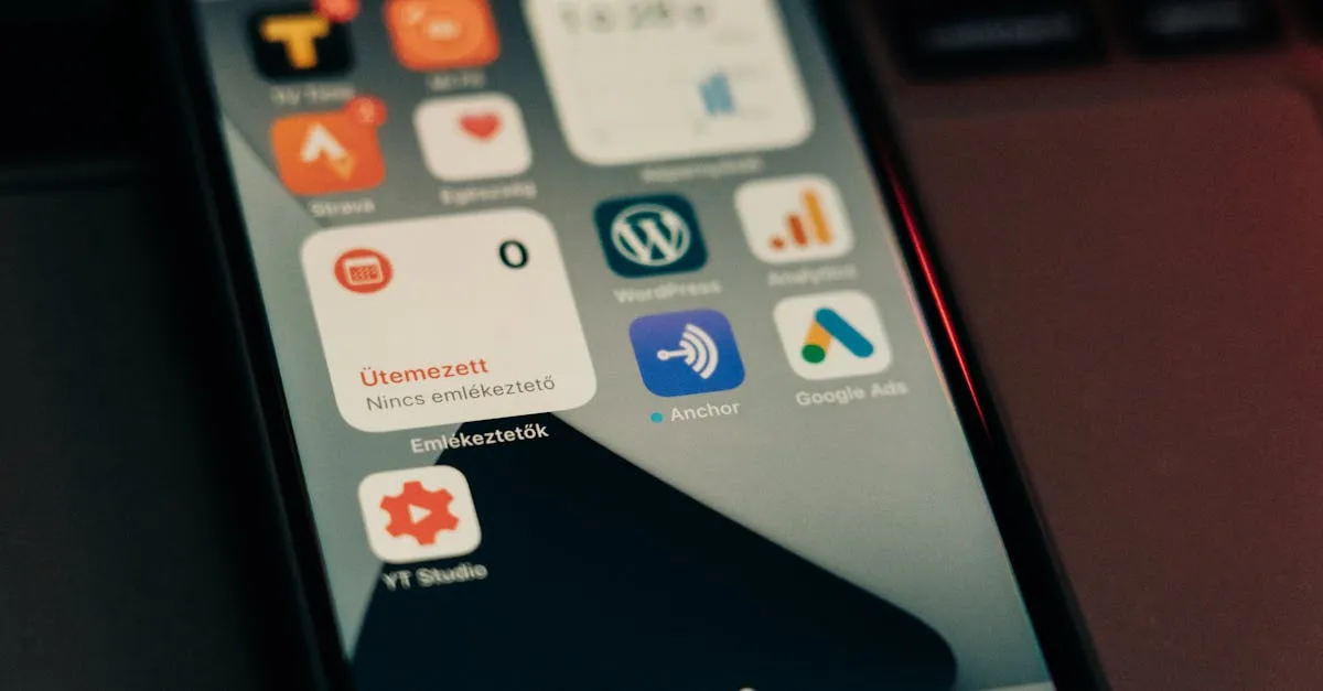 Lupa focada em buscas nas redes sociais Reddit e TikTok, representando a análise de SEO e otimização.