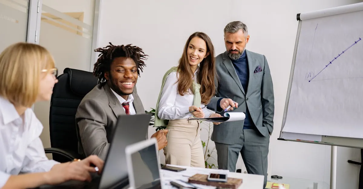 Empresários colaboram analisando buscas do Reddit e TikTok em gráfico de tendências, otimizando estratégias de SEO.