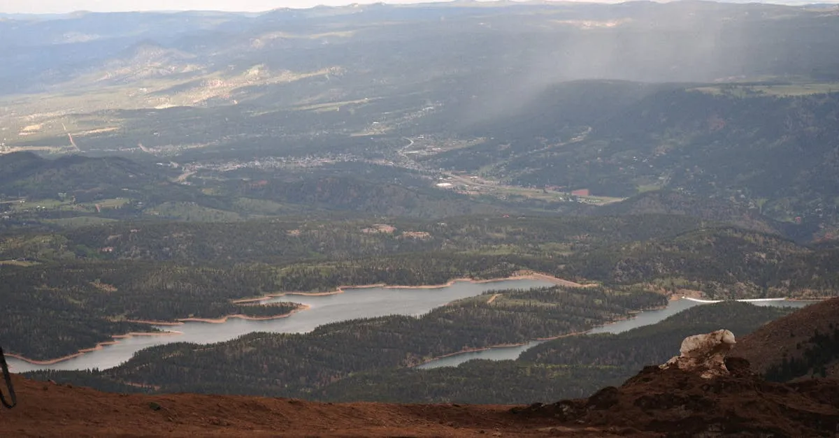 Empresário no topo da montanha, simbolizando o SEO para aumentar vendas e dominar o mercado com RankTop.