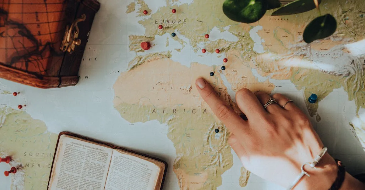 Lupa focando em mapa mundial, simbolizando geo-targeting em SEO, AIO, AEO e SXO, estratégia essencial no marketing digital da RankTop SEO Inteligente para posicionamento.