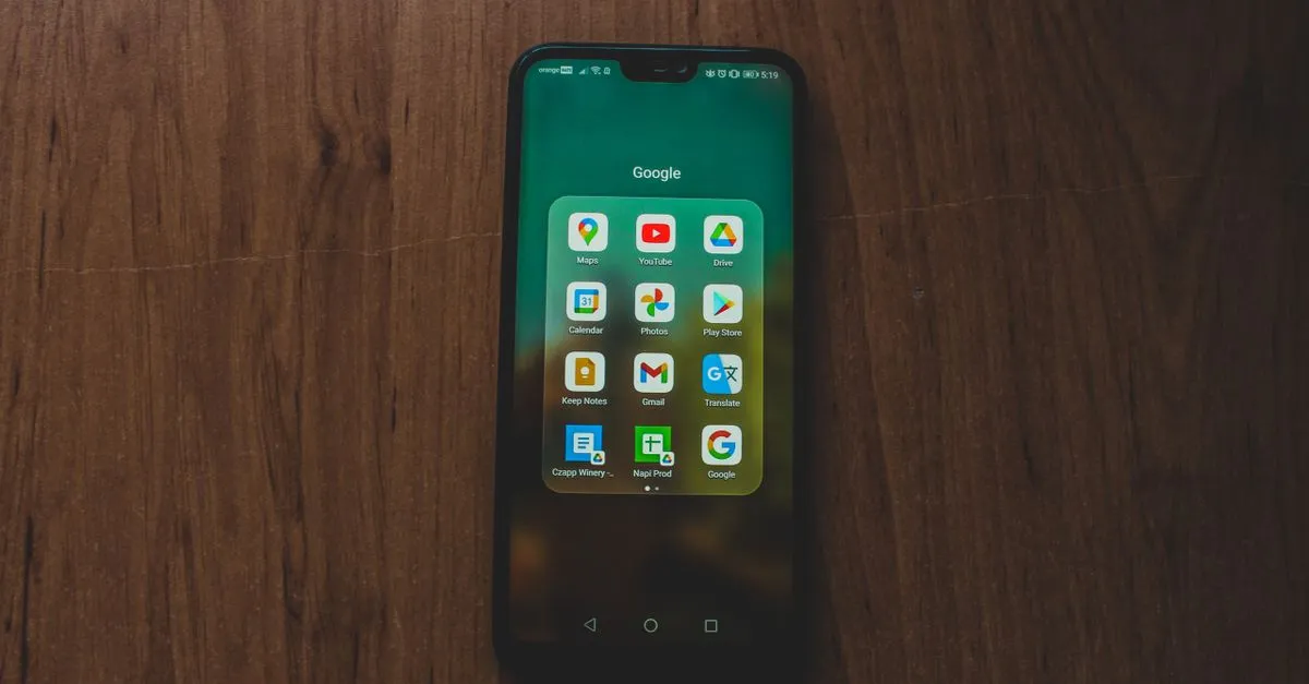 Smartphone exibindo negócio em destaque no Google Maps, mostrando o poder do ranking local.