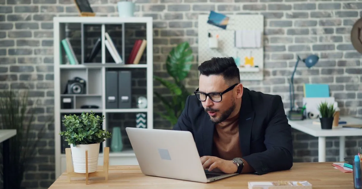 Empresário com expressão de insight, entendendo a aplicação prática do SEO em seu negócio.