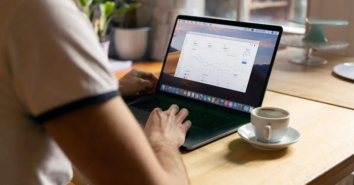 Mãos de empresário digitam em laptop, analisando dados cruciais para serviços de SEO para empresas.