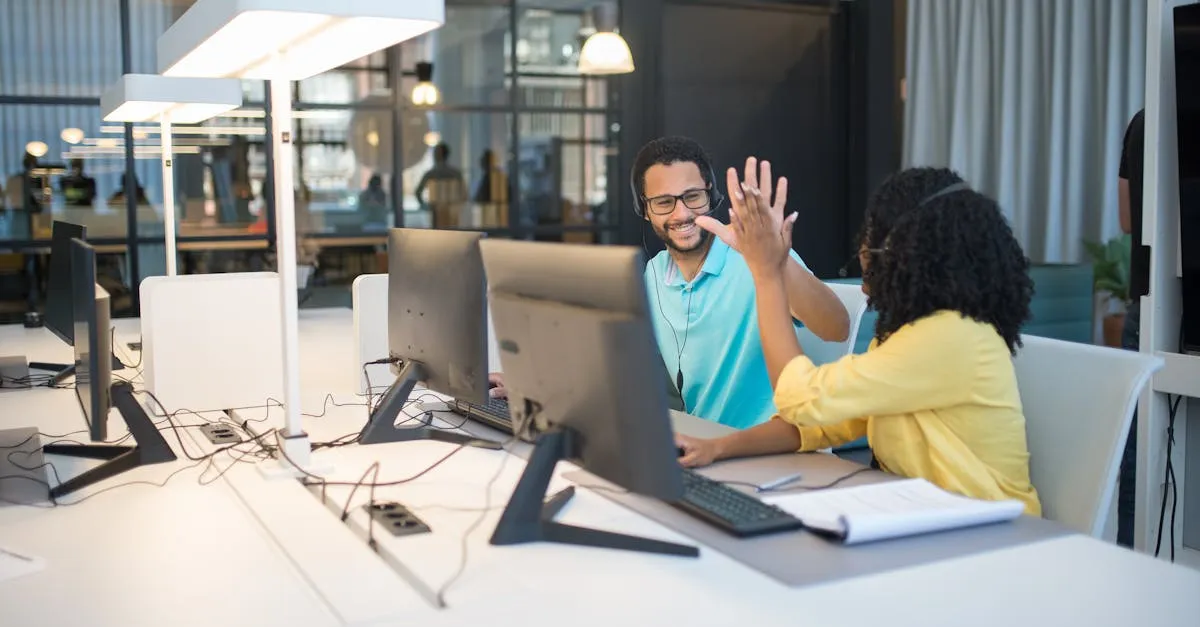 Equipe de consultores SEO sorrindo com confiança, representando sucesso e expertise em consultoria SEO profissional.