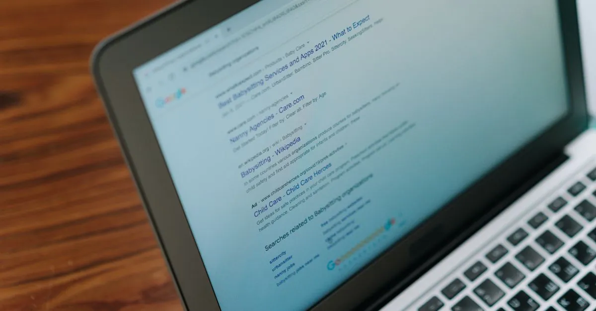 Mão otimiza elementos de SEO on-page em tela de computador, incluindo título, meta descrição e palavras-chave.