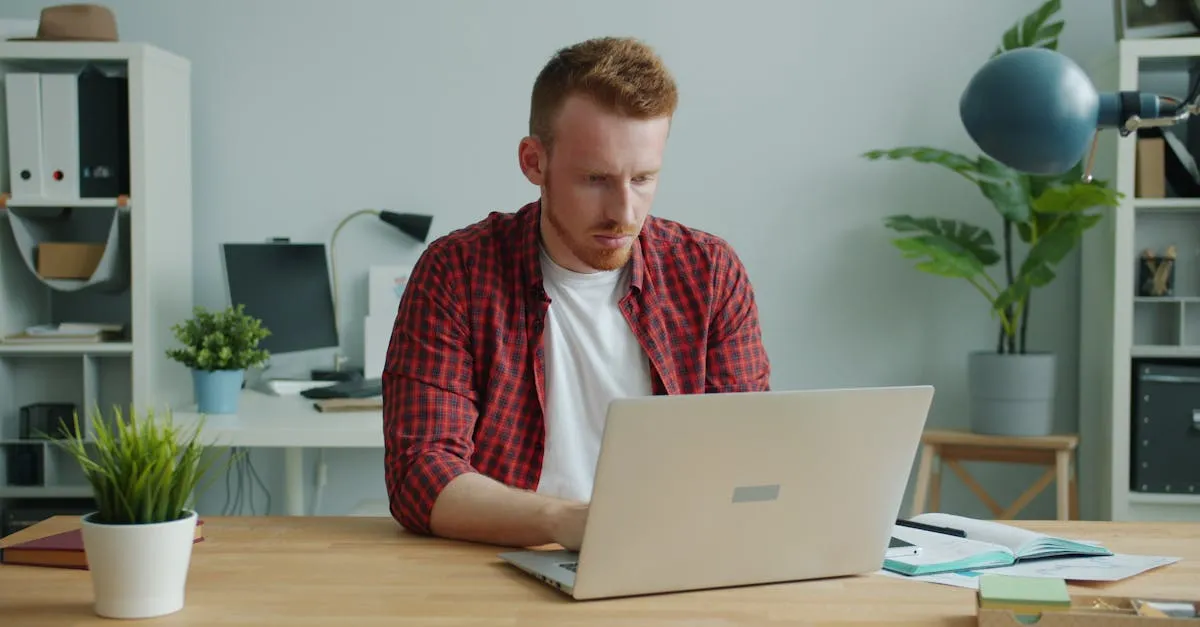 Empresário frustrado com baixa visibilidade e depois feliz com gráficos de tráfego e leads de SEO on-page.