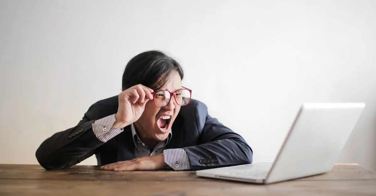 Dicas de SEO para pequenas empresas: empresário transformando frustração em sucesso com resultados online.