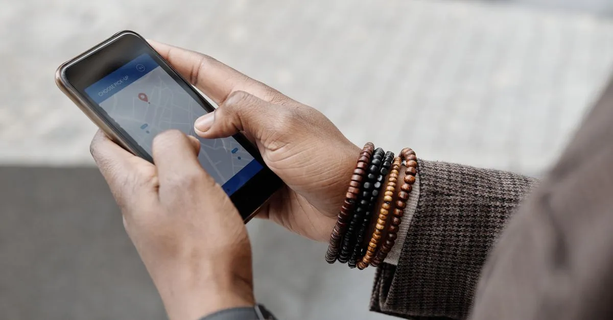 Mão segura smartphone exibindo ranking no Google Maps, destacando empresa local para cliente.