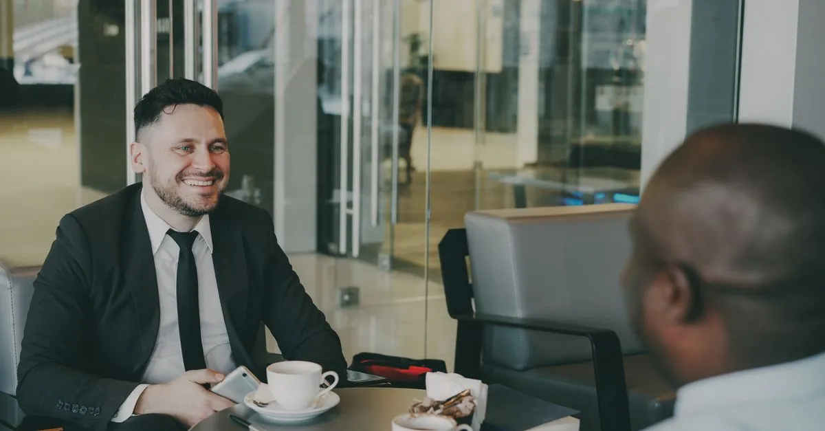 Consultor SEO e empresária discutem estratégias personalizadas de SEO em uma consultoria.