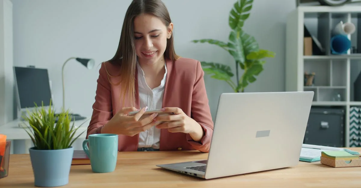 Mão segurando smartphone, SERP com resultado de busca principal, aumentando autoridade do site.