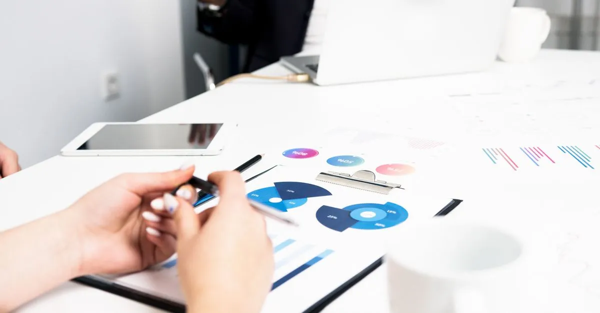 Pessoa profissional analisando dados complexos, construindo expertise para aumentar autoridade do site.