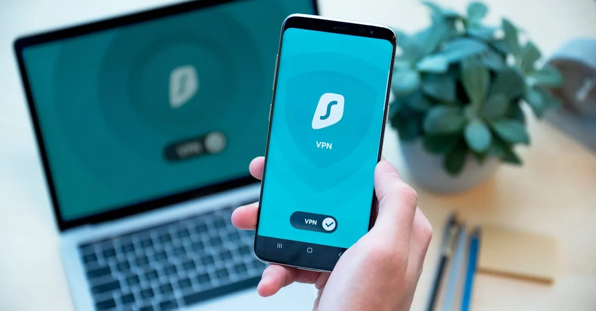 Escudo com cadeado protegendo dispositivos de golpes online com SEO. Foco na segurança.