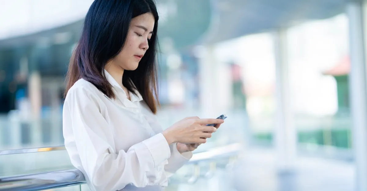 Mulher de negócios observa gráficos de crescimento, simbolizando o impacto direto do link building eficaz na visibilidade e faturamento.
