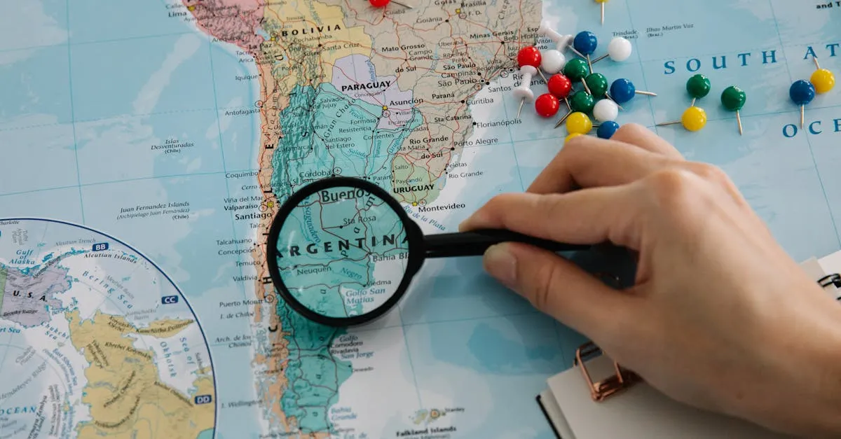 Imagem do mapa mundial com pinos de geolocalização e lupa, ilustrando o SEO e GEO como pilares de negócios de RankTop.