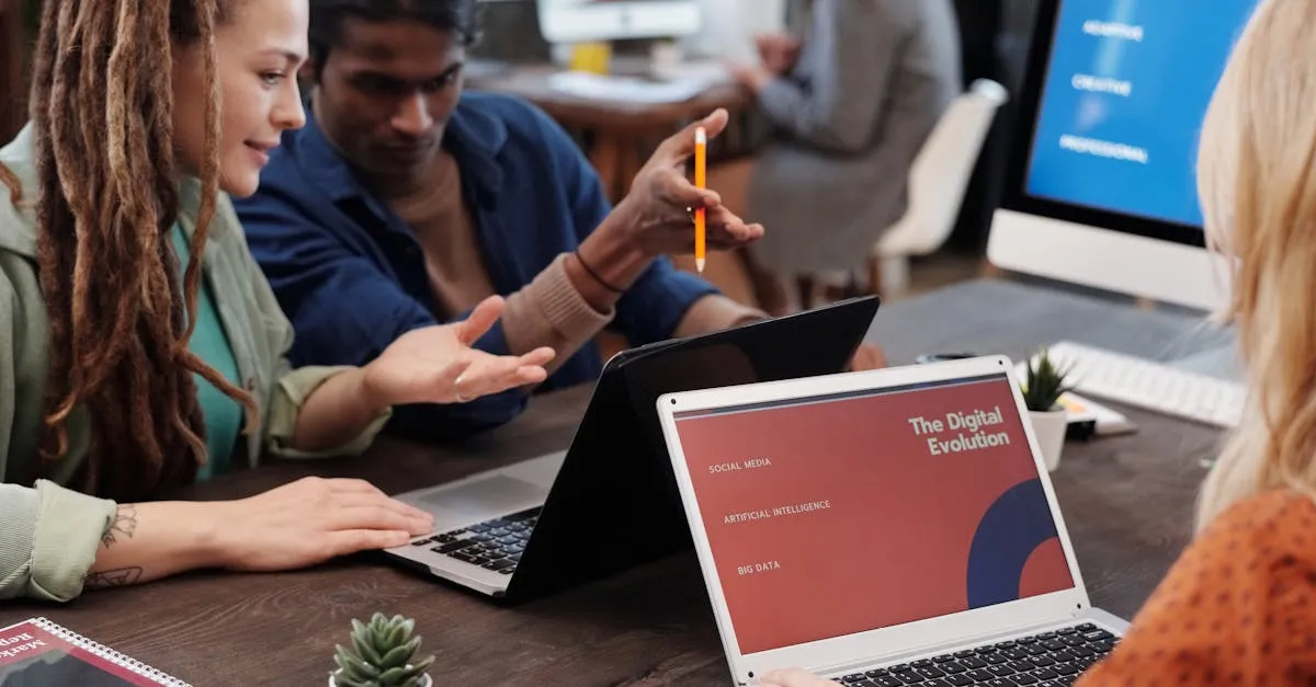 Profissionais colaborando com IA para análise de dados SEO. RankTop otimiza a Pesquisa com estratégias de ponta e ChatGPT.