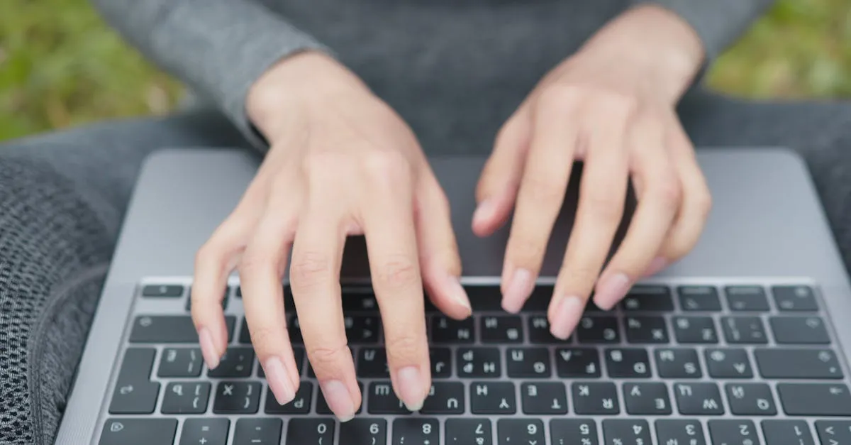Profissional de marketing digital otimizando conteúdo online, garantindo E-E-A-T para melhor rankeamento.