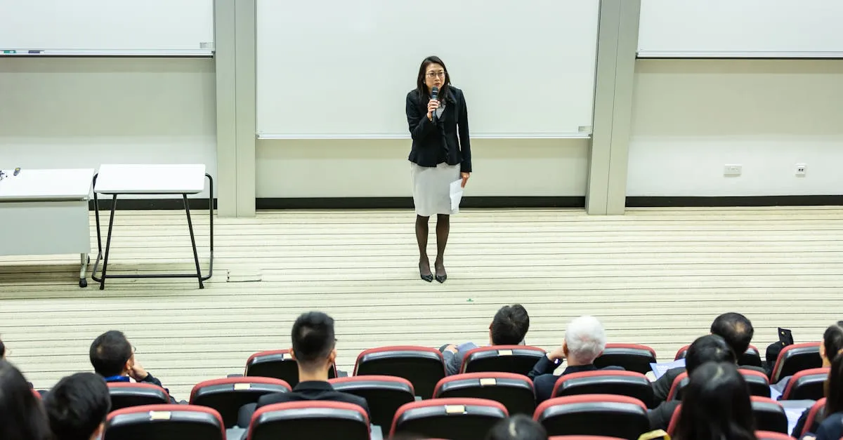 Empresária compartilhando estratégias de E-E-A-T em conferência de SEO para otimizar resultados.