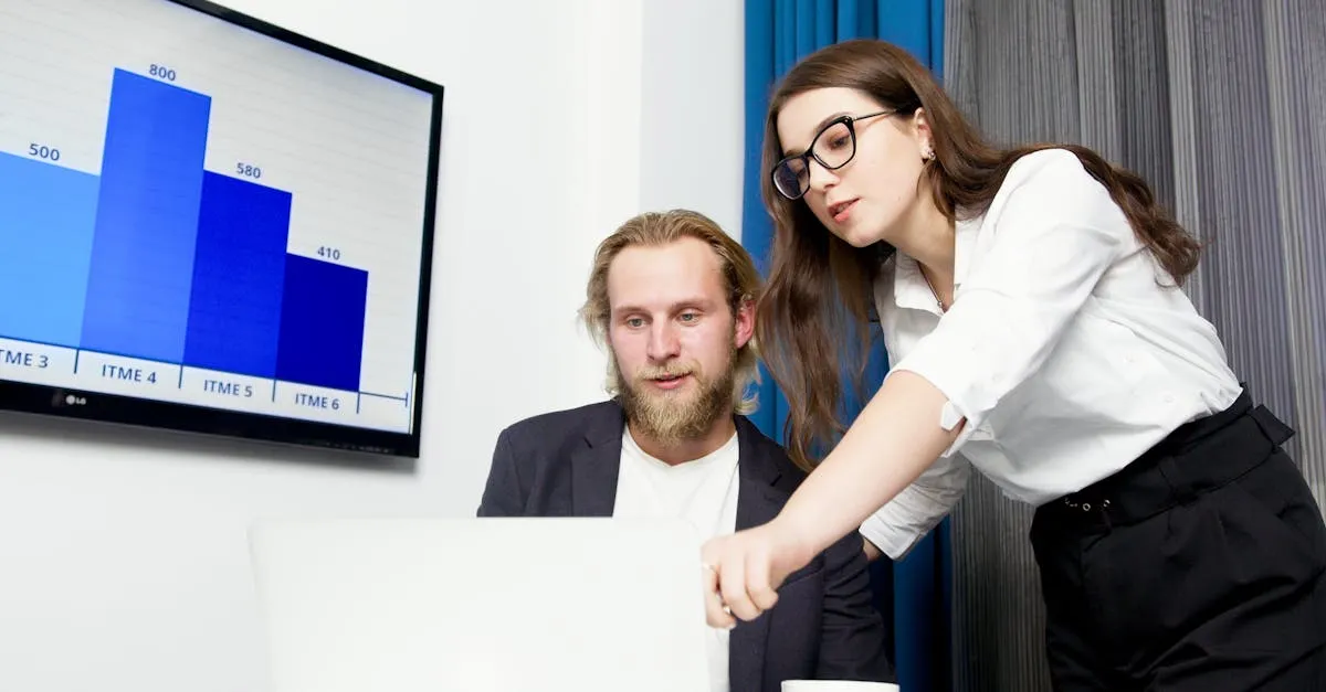 Consultor explicando estratégias de SEO Local para empresário, focando em como otimizar o ranking no Google Maps com dados.