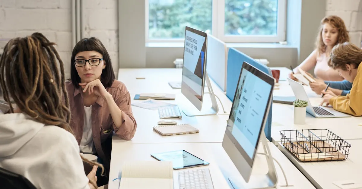 Equipe diversa colaborando em estratégias de SEO em um escritório moderno, demonstrando o trabalho de consultoria de SEO para negócios locais da RankTop SEO Inteligente.