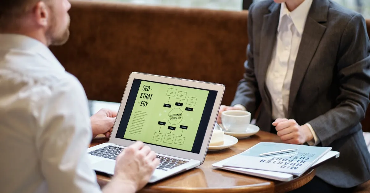 Homem otimizando artigo de SEO para blog corporativo em seu laptop em uma cafeteria.