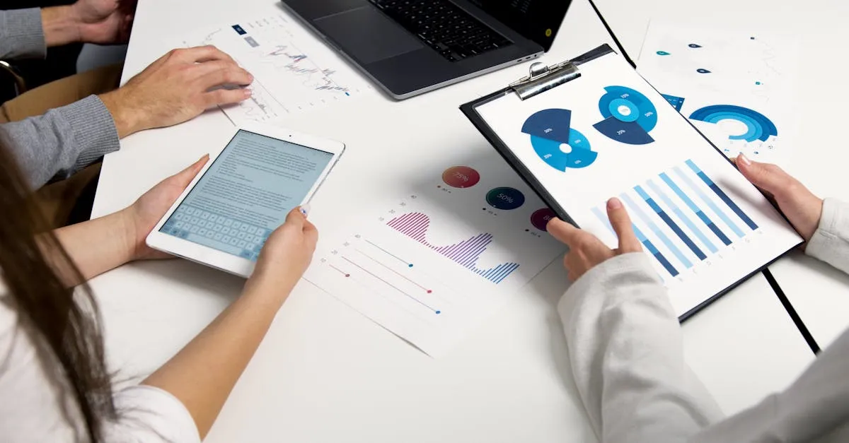 Análise de dados e gráficos de SEO em um tablet, otimizando estratégias para melhorar desempenho SEO.