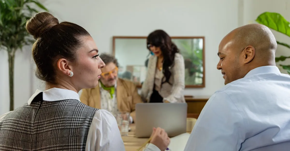 Consultores de marketing digital elaboram planos estratégicos para empresas, visando melhorar desempenho SEO.