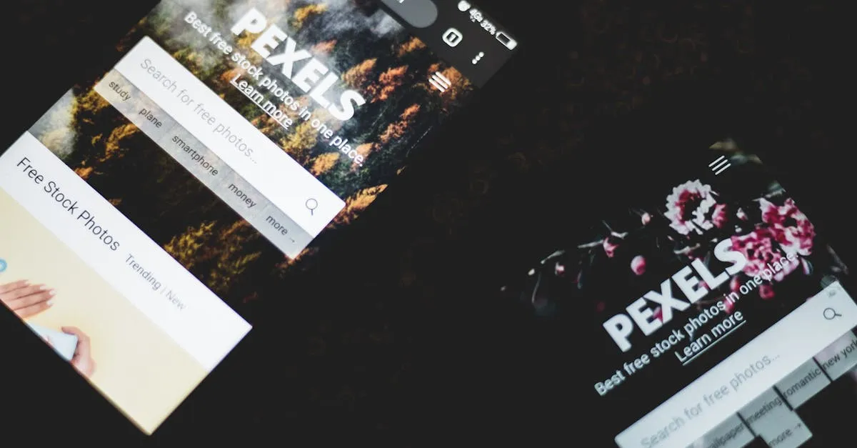 Mão robótica segurando smartphone exibindo site bem rankeado com SEO e IA. RankTop aparece na tela, com código binário ao fundo.