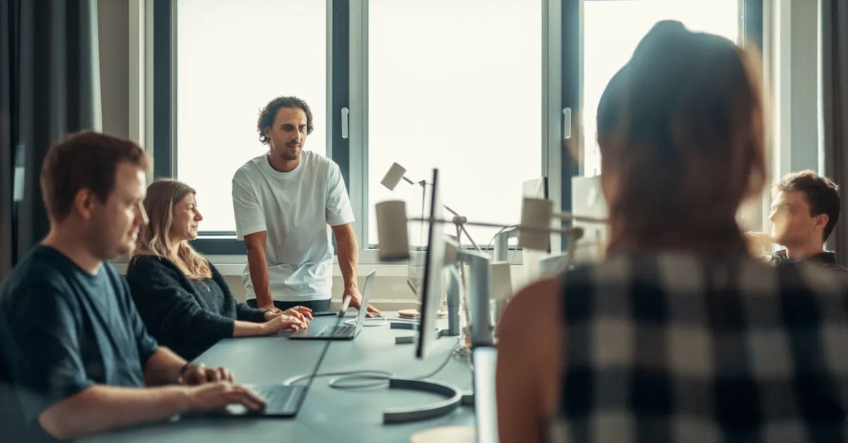 Balança equilibrada mostrando Google Ads e SEO Local trabalhando juntos para otimizar o sucesso online.